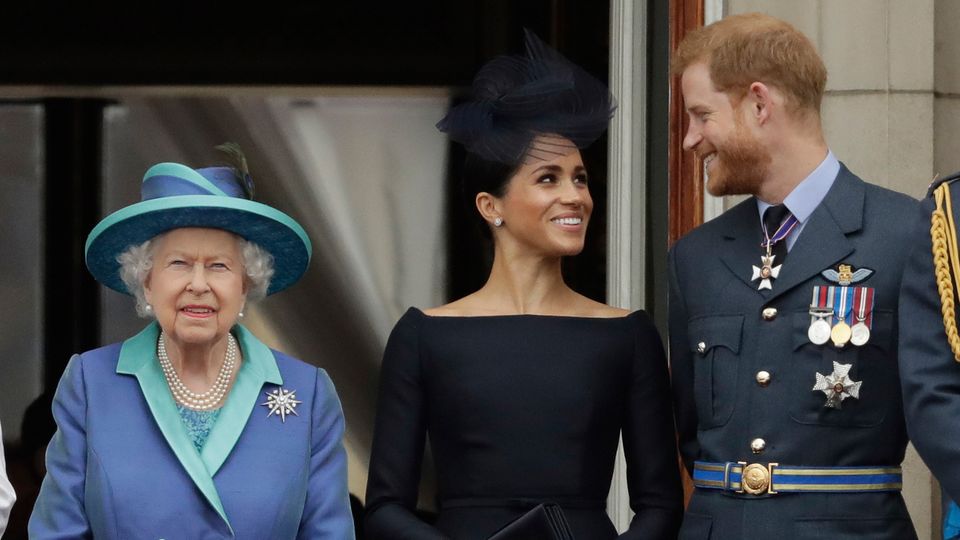 Die britische Königin Elizabeth II., ihr Enkel, Prinz Harry und seine Frau, Herzogin Meghan