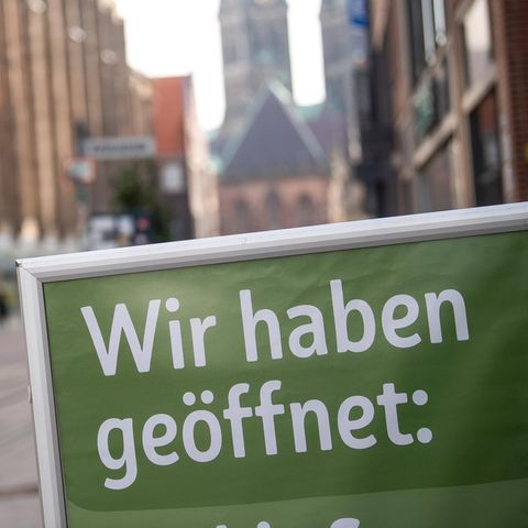 Bremen: Auf einem Schild in der Innenstadt steht "Wir haben geöffnet"