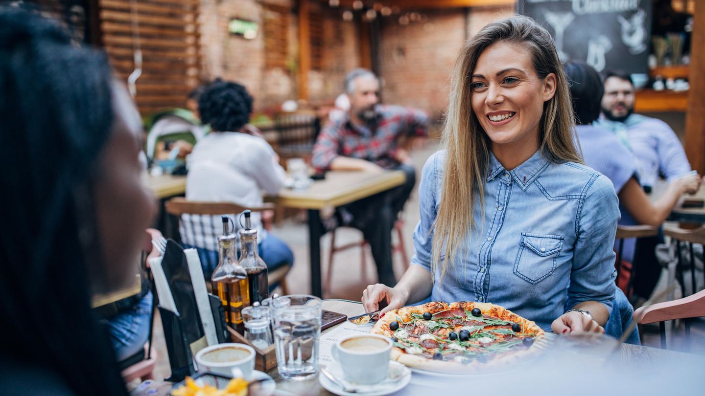 Coronavirus Restaurant: Zwei Frauen essen in einem Restaurant