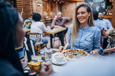 Coronavirus Restaurant: Zwei Frauen essen in einem Restaurant