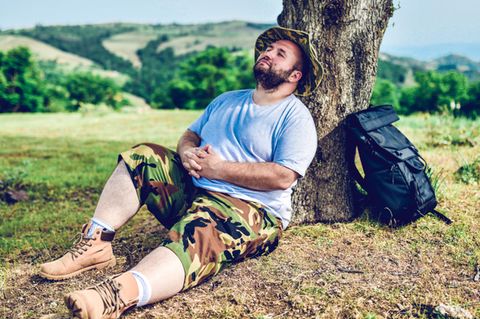 Ein etwas übergewichtiger Mann beim Wandern