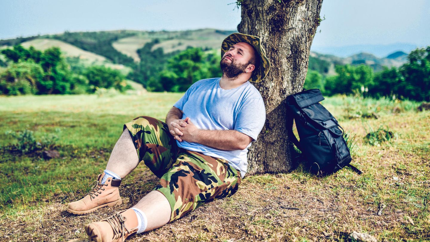 Ein etwas übergewichtiger Mann beim Wandern