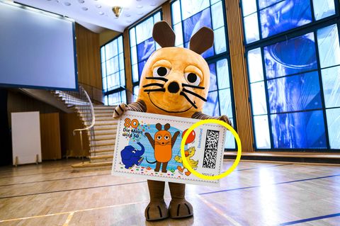 Sonderbriefmarke zum 50-jährigen Jubiläum der "Sendung mit der Maus" mit Matrixcode