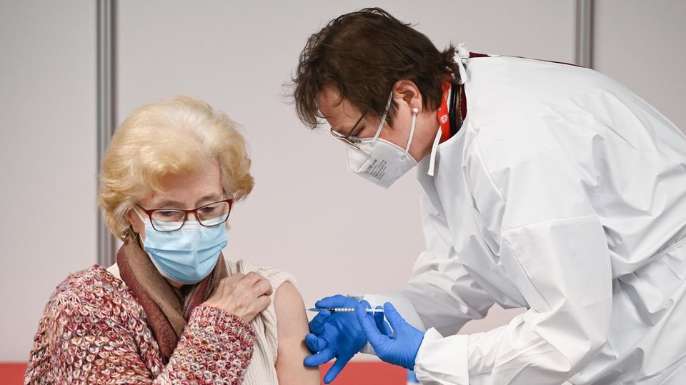 Gerda Müller (86, l.) aus Bad Nauheim wird im Impfzentrum mit dem Impsfoff von Biontech/Pfizer geimpft