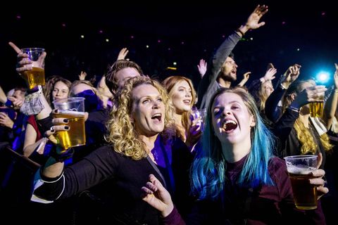 Konzert-Zuschauer feiern ausgelassen im Ziggo-Dome von Amsterdam