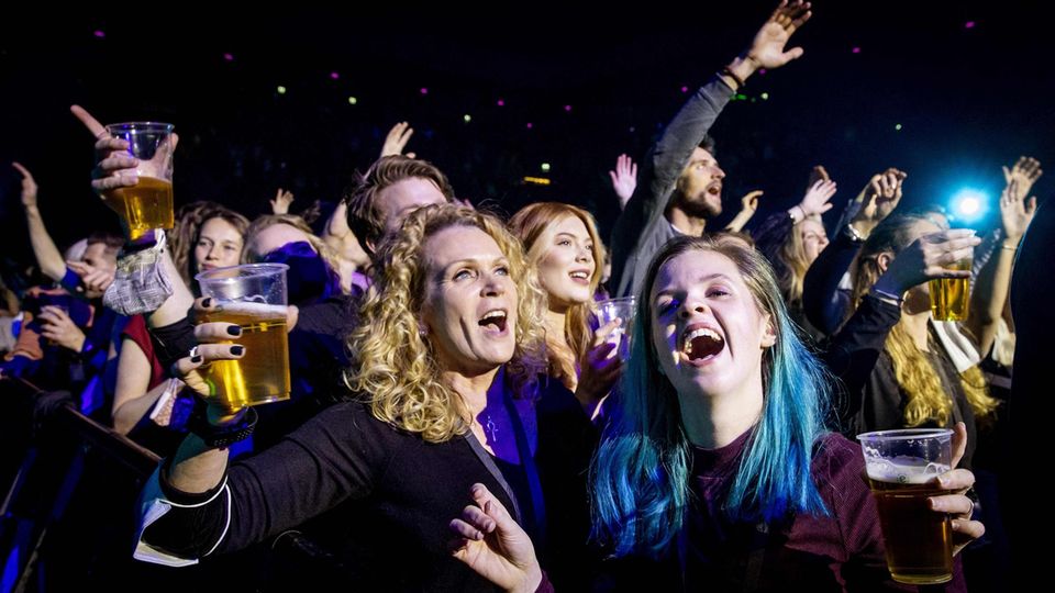 Konzert-Zuschauer feiern ausgelassen im Ziggo-Dome von Amsterdam