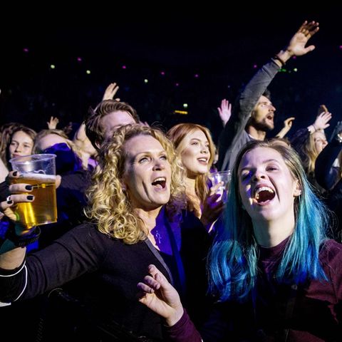 Konzert-Zuschauer feiern ausgelassen im Ziggo-Dome von Amsterdam