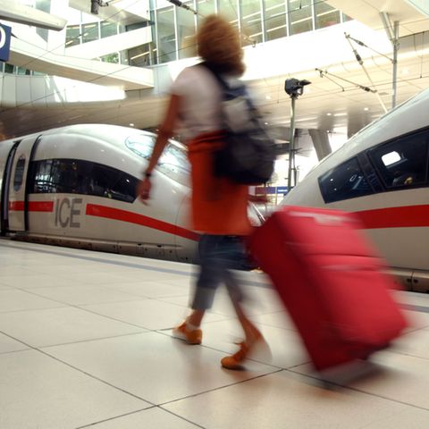 Deutsche Bahn und Lufthansa wollen Zusammenarbeit ausbauen: ICE am Fernbahnhof des Frankfurter Flughafens