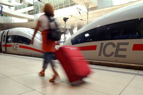 Deutsche Bahn und Lufthansa wollen Zusammenarbeit ausbauen: ICE am Fernbahnhof des Frankfurter Flughafens