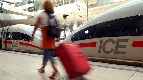 Deutsche Bahn und Lufthansa wollen Zusammenarbeit ausbauen: ICE am Fernbahnhof des Frankfurter Flughafens