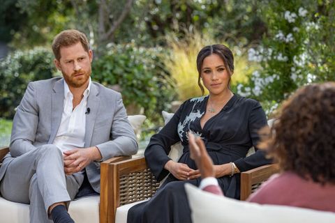 US-Moderatorin Oprah Winfrey (r) spricht bei einem Interview mit Prinz Harry von Großbritannien und seiner Ehefrau Herzogin Meghan