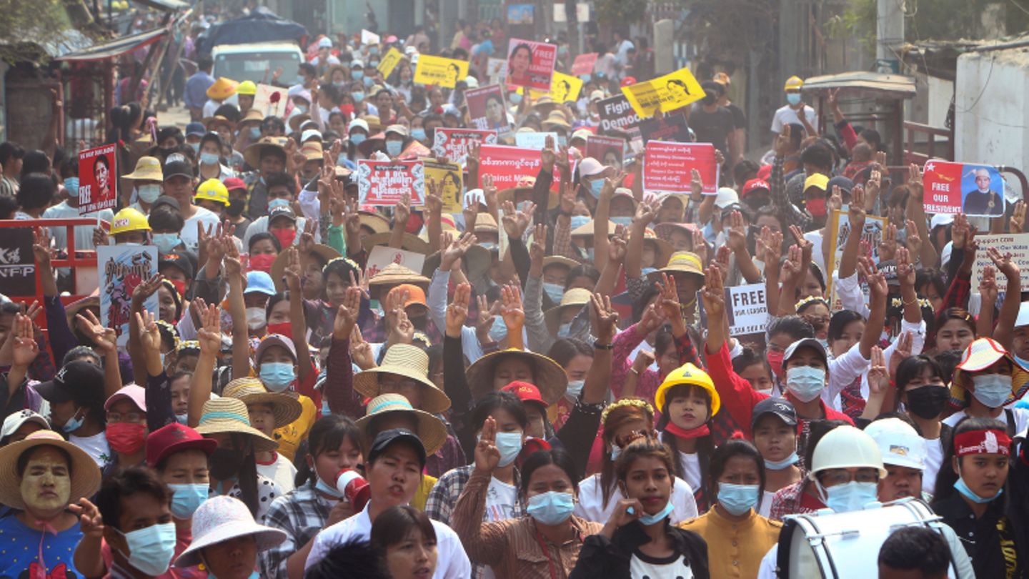 Menschen in Myanmar protestieren auf einer Straße gegen den Putsch der Militärjunta