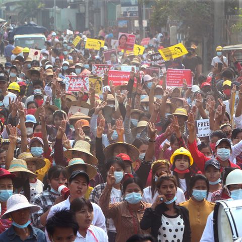 Menschen in Myanmar protestieren auf einer Straße gegen den Putsch der Militärjunta