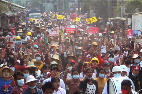 Menschen in Myanmar protestieren auf einer Straße gegen den Putsch der Militärjunta