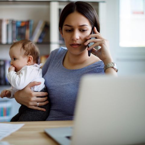 Junge Mutter arbeitet mit Baby