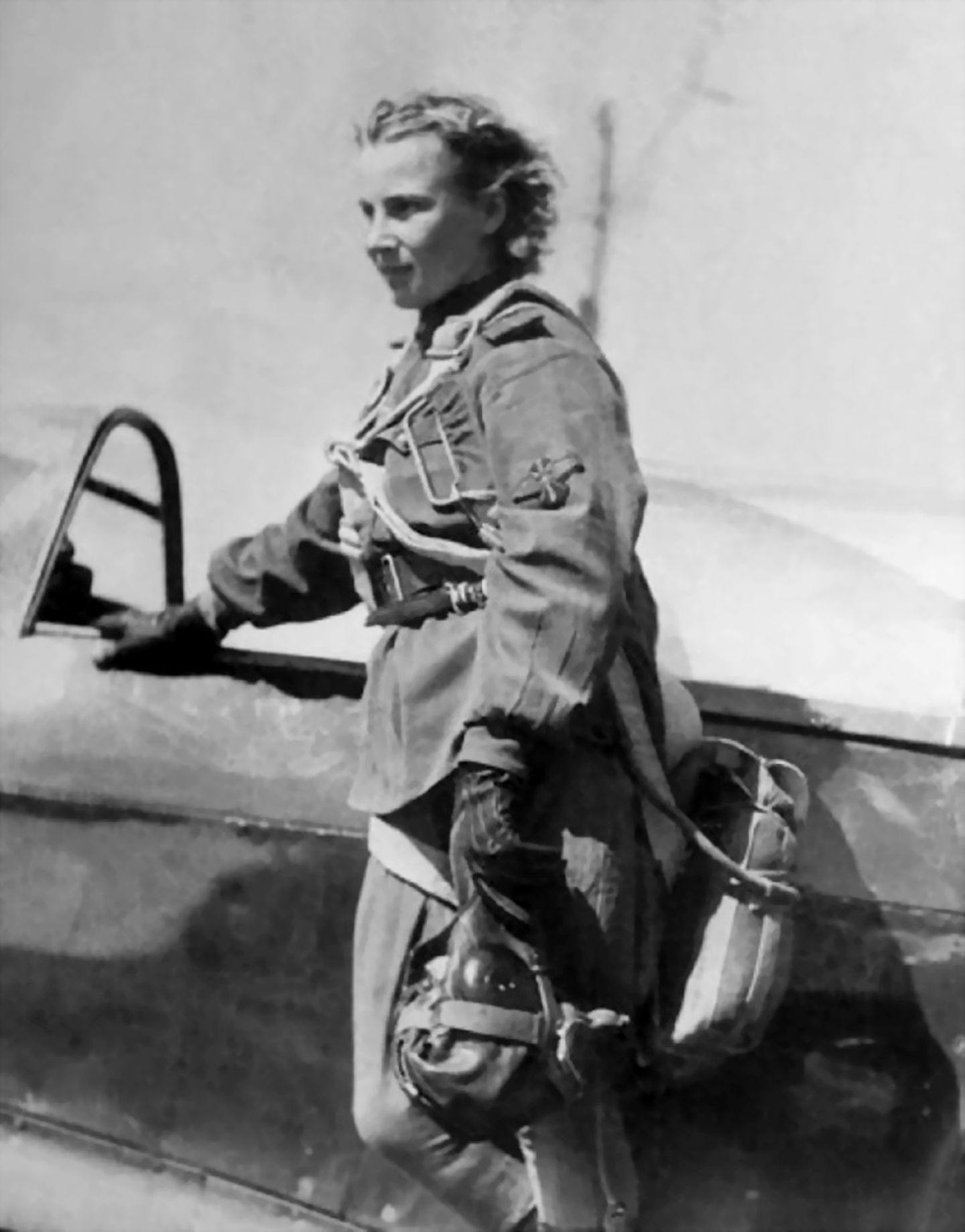 Lydia Litwjak, die Weiße Rose von Stalingrad, vor ihrem Jak-Jäger.