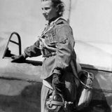 Lydia Litwjak, die Weiße Rose von Stalingrad, vor ihrem Jak-Jäger.