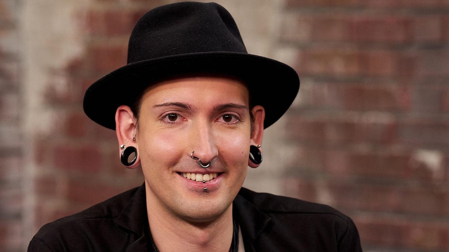 Fabian Kahl schaut im Studio von Bares für Rares in die Kamera