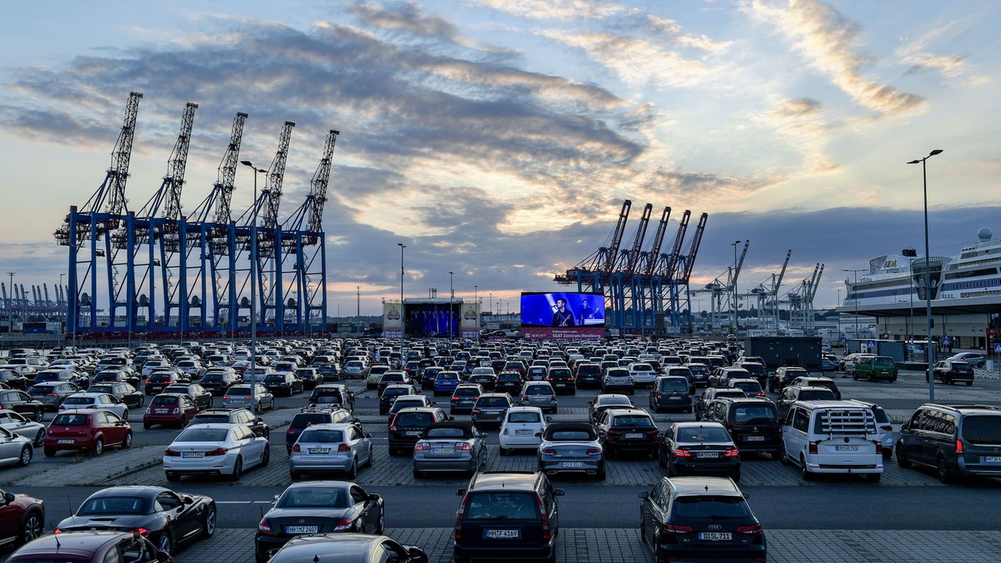Autokonzert am Kreuzfahrtterminal: Auftritt des Musikers Max Giesinger im Juni 2020 in Steinwerder