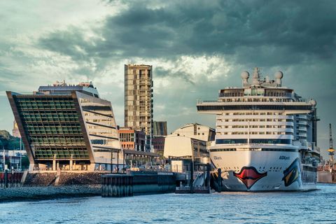 Die "Aida Perla" von Aida Cruises hatte am Cruise Center Altona im Hamburger Hafen festgemacht