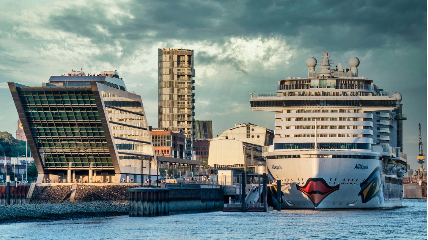 Die "Aida Perla" von Aida Cruises hatte am Cruise Center Altona im Hamburger Hafen festgemacht