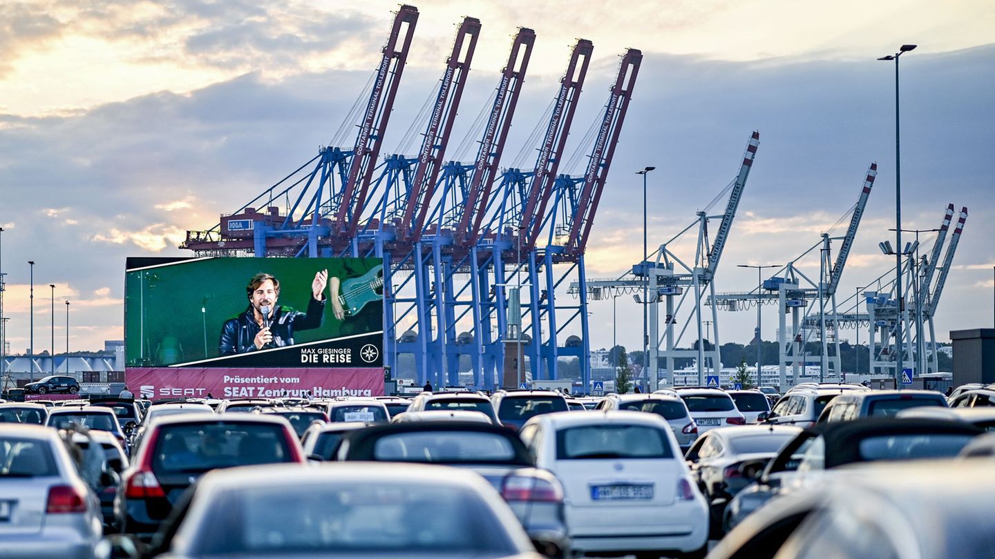 Musikalische Reise statt Kreuzfahrt: Am Cruise Terminal Steinwerder mit Containbrücken im Hintergrund.