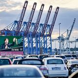 Musikalische Reise statt Kreuzfahrt: Am Cruise Terminal Steinwerder mit Containbrücken im Hintergrund.