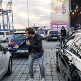 Max Giesinger geht beim "Cruise Inn" bei seinem Konzert in Steinwerder durch die Autoreihen.
