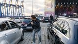 Max Giesinger geht beim "Cruise Inn" bei seinem Konzert in Steinwerder durch die Autoreihen.