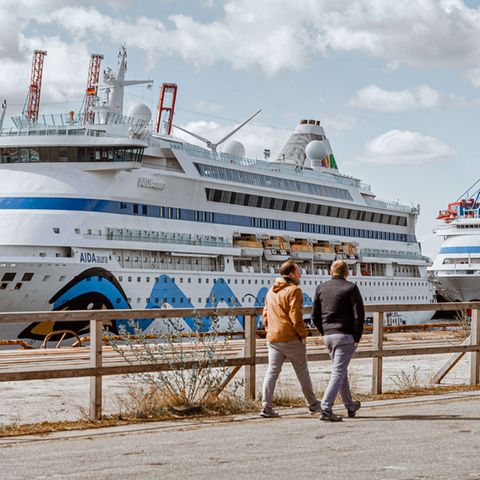Zwangspause in Hamburg: Die "Aida Aura" und die "Aida Cara" liegen im April 2020 im Hamburger Hafen.