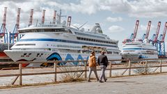 Zwangspause in Hamburg: Die "Aida Aura" und die "Aida Cara" liegen im April 2020 im Hamburger Hafen.