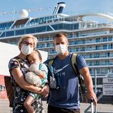 Ausgestattet mit negativen Corona-Tests und Masken tritt diese Familie ihre Kreuzfahrt an Bord eines Schiffes aus der Tui-Flotte an. Nach dem Neustart der Kreuzfahrt im Juli konnten wieder einige Reisen stattfinden.