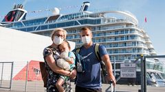 Ausgestattet mit negativen Corona-Tests und Masken tritt diese Familie ihre Kreuzfahrt an Bord eines Schiffes aus der Tui-Flotte an. Nach dem Neustart der Kreuzfahrt im Juli konnten wieder einige Reisen stattfinden.