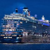 Blaue Reise: Die "Mein Schiff 2" von Tui Cruises läuft an einem Sommerabend im Juli 2020 aus dem Hamburger Hafen zu einem dreitägigen Törn auf der Nordsee aus.