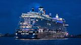 Blaue Reise: Die "Mein Schiff 2" von Tui Cruises läuft an einem Sommerabend im Juli 2020 aus dem Hamburger Hafen zu einem dreitägigen Törn auf der Nordsee aus.