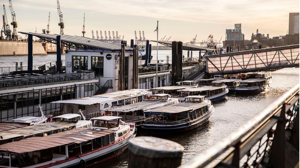 Hafenstadt Hamburg: Vertäut an den menschenleeren Landungsbrücken liegende Barkassen Vertäut an den menschenleeren Landungsbrücken liegende Barkassen