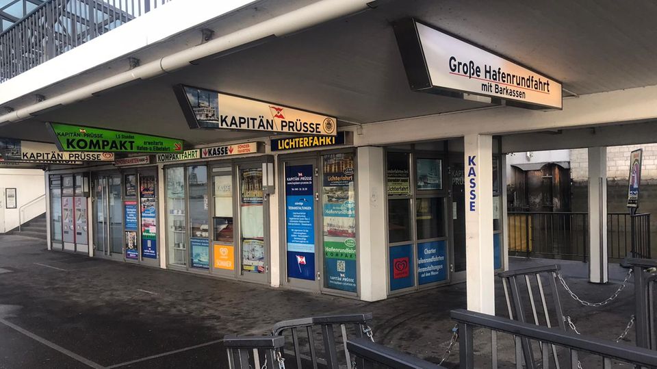 Hafenstadt Hamburg: Der leere Steg an den Ladungsbrücken mit den geschlossenen Verkaufsflächen einiger Barkassenunternehmen. Der leere Steg an den Ladungsbrücken mit den geschlossenen Verkaufsflächen einiger Barkassenunternehmen.