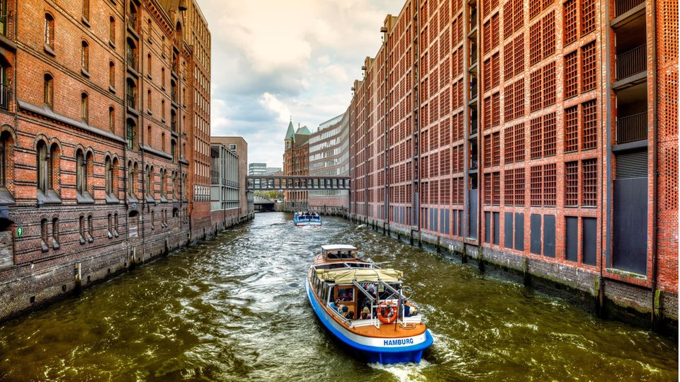 Hafenstadt Hamburg: Hoffung auf baldige Rückkehr zu alten Zeiten: Zwei Barkasse schippern durch die Speicherstadt Hoffung auf baldige Rückkehr zu alten Zeiten: Zwei Barkasse schippern durch die Speicherstadt