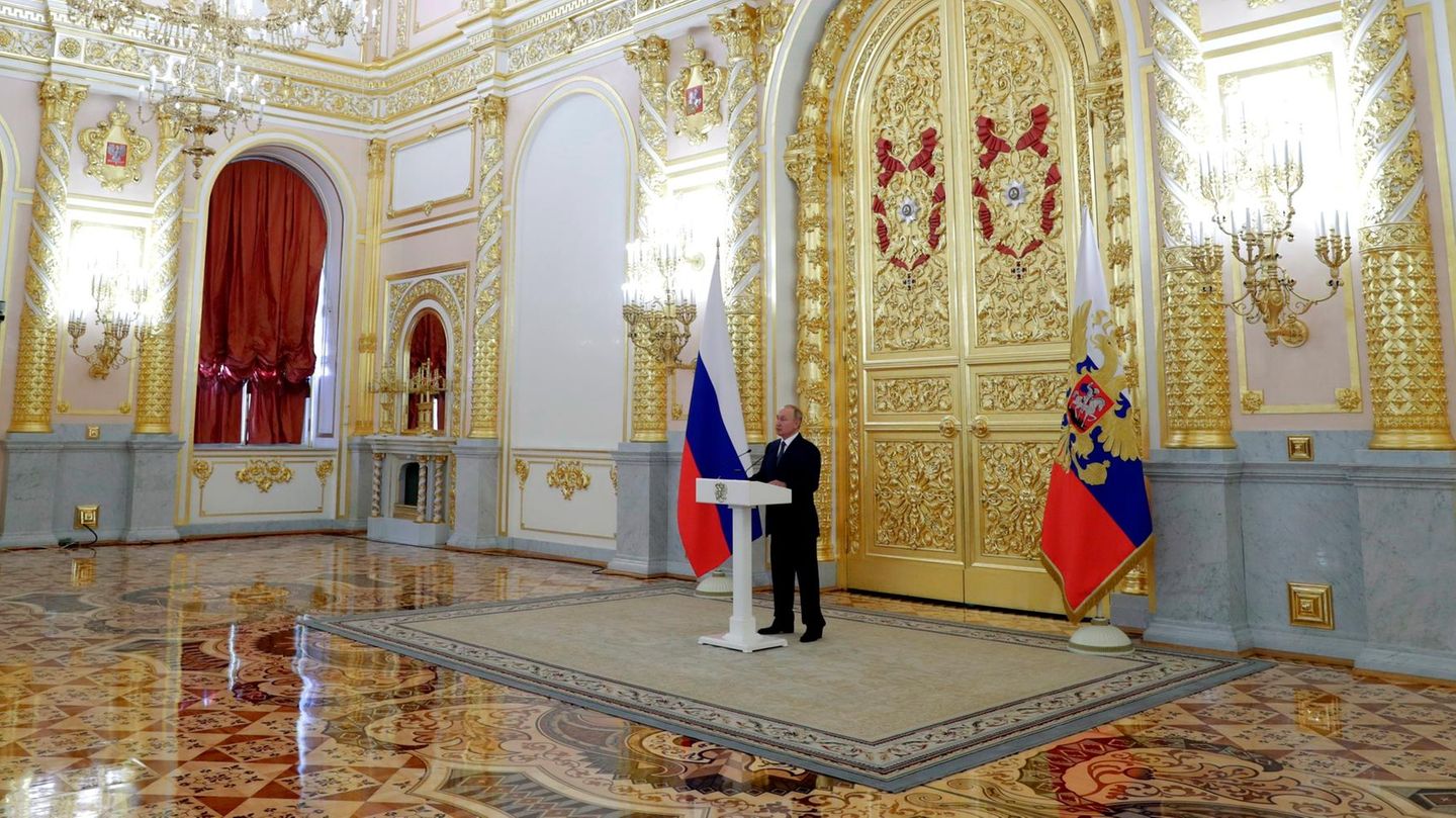 Wladimir Putin spricht im Großen Kremlpalast vor den Mitgliedern des Rates der Russischen Föderation
