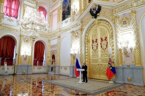 Wladimir Putin spricht im Großen Kremlpalast vor den Mitgliedern des Rates der Russischen Föderation