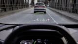 Das Head-up Display projiziert die Grafiken scheinbar vor das Auto