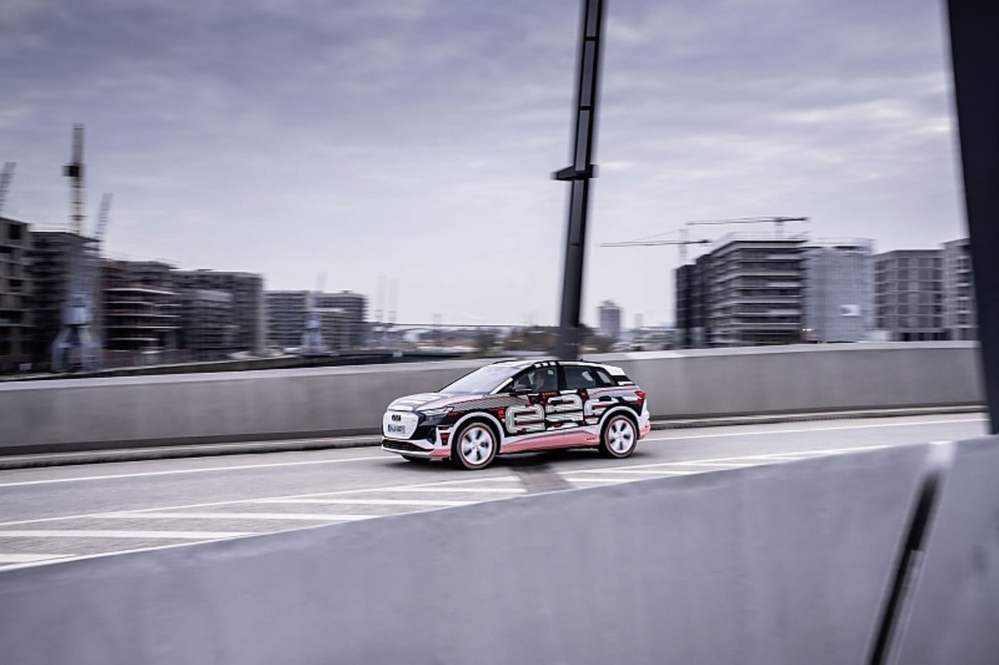 Der Audi Q4 e-tron ist als Quattro bis zu 180 km/h schnell