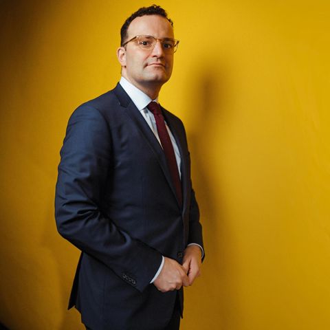 Jens Spahn gibt sich energisch und entschlossen. Auch wenn mittlerweile viele an ihm zweifeln
