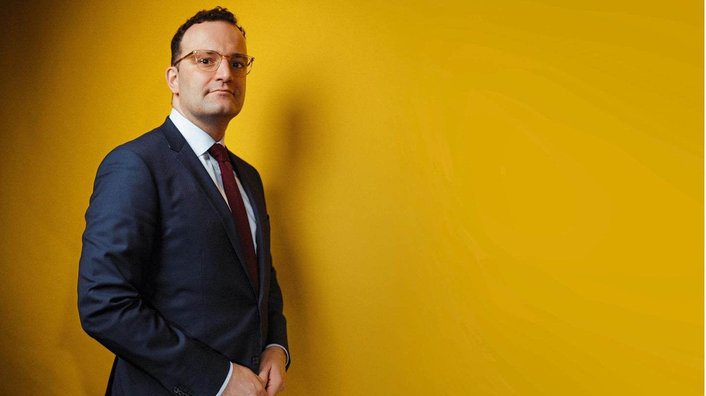 Jens Spahn gibt sich energisch und entschlossen. Auch wenn mittlerweile viele an ihm zweifeln