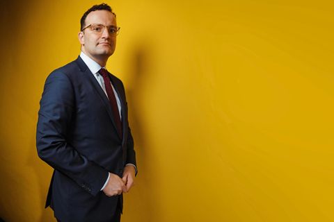 Jens Spahn gibt sich energisch und entschlossen. Auch wenn mittlerweile viele an ihm zweifeln