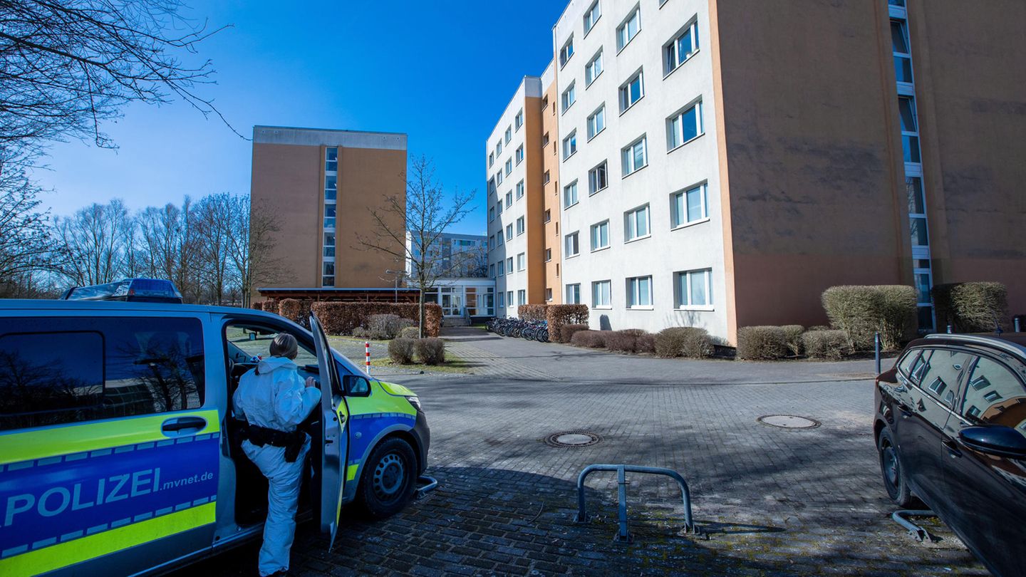 Ein Polizeiauto steht vor einem Studentenwohnheim in Wismar
