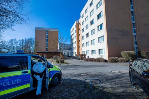 Ein Polizeiauto steht vor einem Studentenwohnheim in Wismar