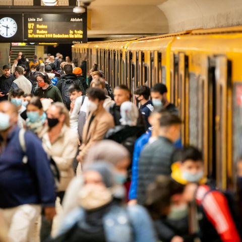 U-Bahnhof Berlin-Neukölln: In dieser Gegend leben besonders viele Migranten. Nicht alle Menschen im Gedränge tragen eine Maske, aber was hat das mit der Herkunft zu tun?