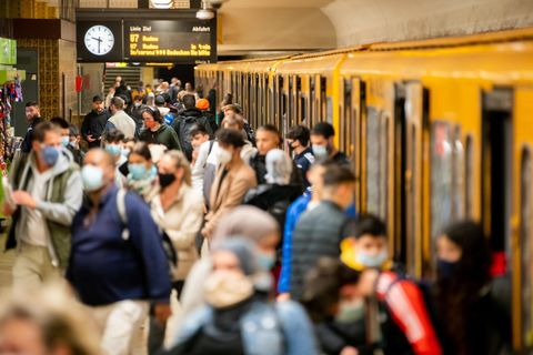 U-Bahnhof Berlin-Neukölln: In dieser Gegend leben besonders viele Migranten. Nicht alle Menschen im Gedränge tragen eine Maske, aber was hat das mit der Herkunft zu tun?