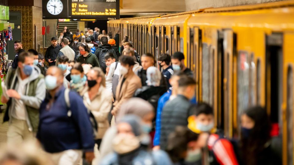 U-Bahnhof Berlin-Neukölln: In dieser Gegend leben besonders viele Migranten. Nicht alle Menschen im Gedränge tragen eine Maske, aber was hat das mit der Herkunft zu tun?